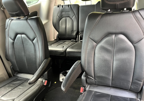 Chrysler Pacifica cena 58900 przebieg: 131000, rok produkcji 2020 z Warszawa małe 46
